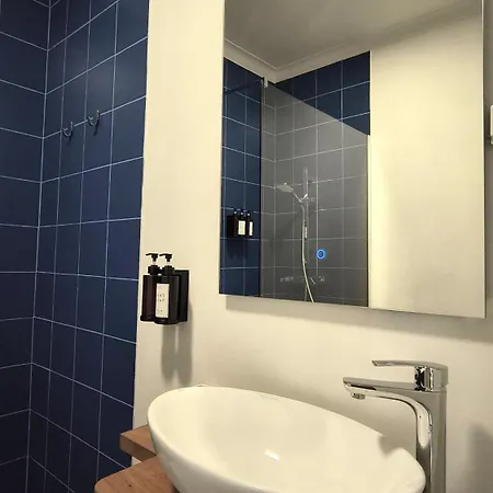 Bee Invitee - Local Couette-café